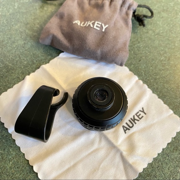 AUKEY Ora iPhone Lens, 110° Wide Angle Clip-on Cell Phone Camera Lens - Picture 5 of 10